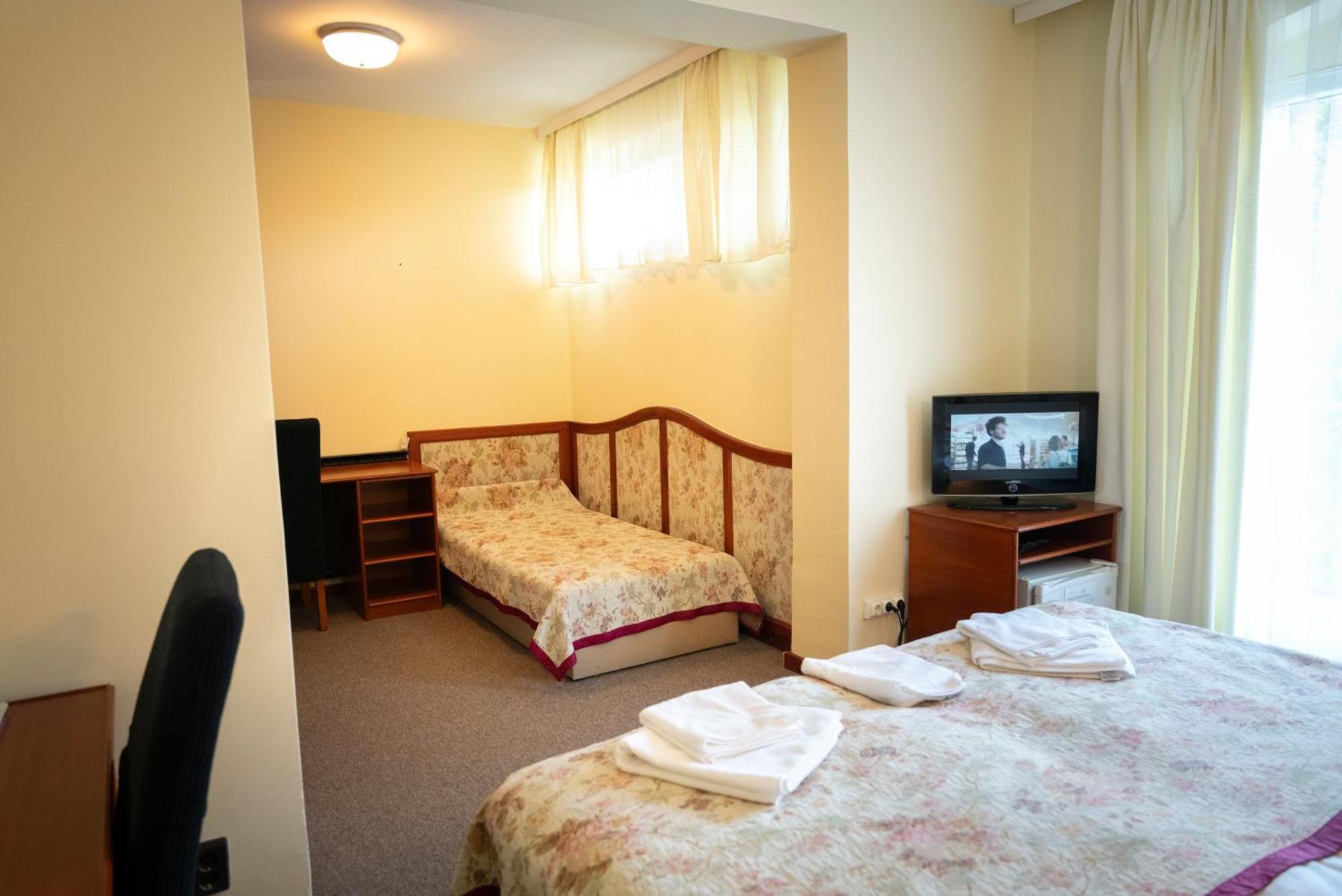 Hotel Bobbio Будапеща Екстериор снимка