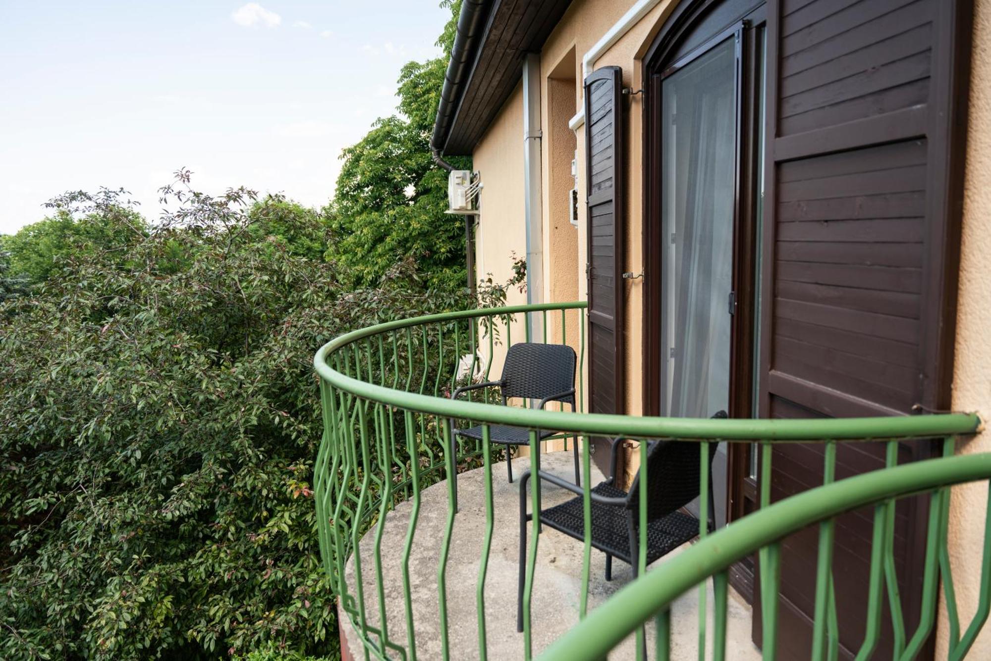 Hotel Bobbio Будапеща Екстериор снимка